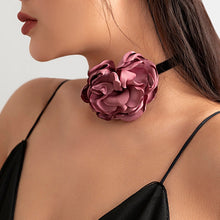 Load image into Gallery viewer, Flower Choker Necklace